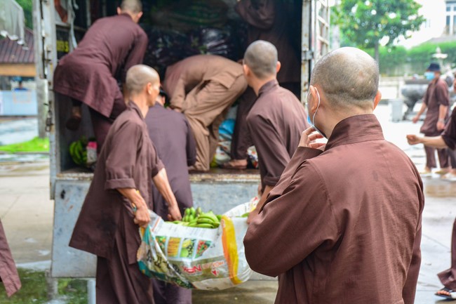Continuing to support people in need in the Covid-19 pandemic of Hoang Phap Pagoda (series 4)